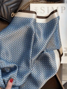 1条70厘米女士仿丝缎头巾，黑白几何图案方格印花，多功能头巾，可作头带、颈巾、发饰，适合度假和日常穿着。