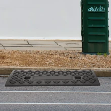 Lislark 1/2 Stück Gummi Bordsteinrampen Modular Kunststoff Auffahrrampe Tragbar Randstein Laderampen Hebebühne Tragfähigkeitrutschfest Hebeplattform 50x27x7 cm - Schwarz - Übersicht 8