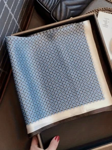 1条70厘米女士仿丝缎头巾，黑白几何图案方格印花，多功能头巾，可作头带、颈巾、发饰，适合度假和日常穿着。