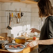 Juego de cesta de sartén de acero inoxidable con bandeja antigoteo - Colador antiadherente y fácil de limpiar, usado para hornear, freír alimentos y verduras, accesorios de cocina, un regalo imprescindible para chefs en el hogar, almacenamiento ahorrador de espacio para organizadores de cocina, idea de regalo de cocina navideña