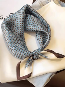 1条70厘米女士仿丝缎头巾，黑白几何图案方格印花，多功能头巾，可作头带、颈巾、发饰，适合度假和日常穿着。