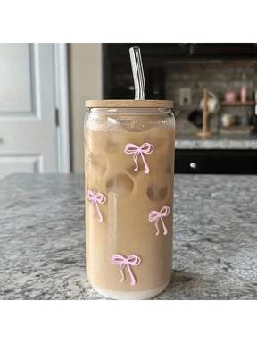 1 Stück 16oz transparenter Kaffeebecher mit Schleifendesign, inklusive Bambusdeckel und Strohhalm, großes Fassungsvermögen, tragbarer Getränke-/Saftbecher für Outdoor, geeignet für Sommer & Winter, Geburtstags-/Feiertagsgeschenk, Weihnachtsgeschenk Glaswasserflasche