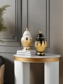 1 chiếc bình gốm đen vàng đường kính lớn có nắp, cũng có sẵn bình gốm trắng vàng không nắp, thích hợp cho phòng khách, phòng ăn, tiền sảnh, kệ bàn, có thể dùng làm bình cắm hoa, phù hợp với nhiều mục đích sử dụng. - Nhiều màu - Xem 2