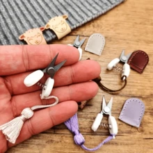 便携式迷你不锈钢剪刀套装，适合旅行和手工制作，配有保护套和流苏装饰，是剪线、布料、纸张、刺绣、编织、钩编、十字绣等的精准工具，也是不可或缺的缝纫配件。 - 彩色 - 查看 3