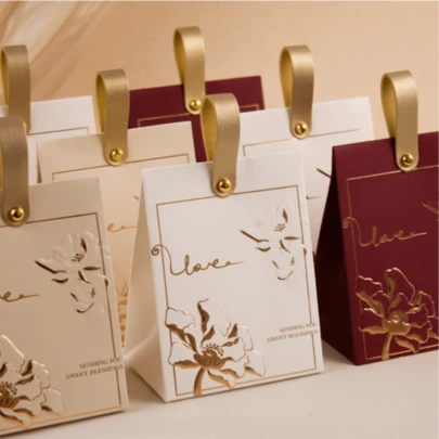 20/50 hộp kẹo hoa hồng dập nổi màu trắng kem, hộp quà cưới kèm túi quà dây da, hộp đựng kẹo sô cô la, thích hợp trang trí tiệc cưới.