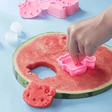 Sanrio 2 pièces/set Moule à fruits hello kitty et Stitch de Sanrio - Emporte-pièce de biscuit PP mignon, parfait pour les cadeaux d'anniversaire Kawaii et la décoration de la cuisine, moule à pastèque, cadeau de la Fête des Mères