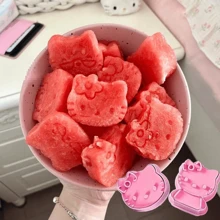 Sanrio 2 pièces/set Moule à fruits hello kitty et Stitch de Sanrio - Emporte-pièce de biscuit PP mignon, parfait pour les cadeaux d'anniversaire Kawaii et la décoration de la cuisine, moule à pastèque, cadeau de la Fête des Mères