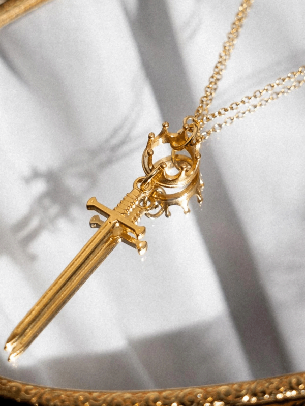 Pendientes de acero inoxidable con corona y espada del Rey Arturo, joyería de caballero