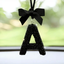 Decoração Pendente com Letra Brilhante com Detalhes de Laço, Acessório Decorativo de Letra Inglesa da Moda para Espelho Retrovisor, Seu Pendente Exclusivo