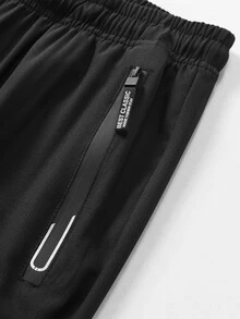 1条男士时尚户外运动裤，独特侧边印花装饰，实用拉链口袋，舒适弹力设计，支持动态运动。适合户外活动、旅行、健身、日常穿着、外出、居家和外出就餐。