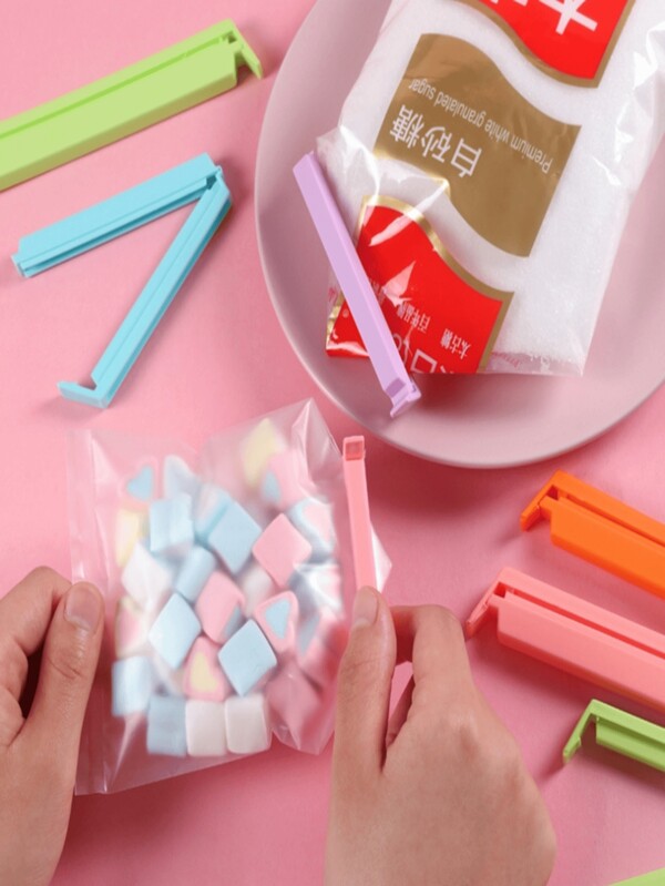 12 piezas de clips para bolsas de alimentos, en 3 tamaños y 4 colores (Macaron), clips reutilizables de plástico para sellar bolsas de alimentos, clips para bolsas congeladoras, clips para bolsas de patatas fritas, clips para mantener frescos los snacks, alimentos, sándwiches, bolsas de café, frutas y otros alimentos, organización y almacenamiento de cocina, accesorios de cocina, accesorios de viaje