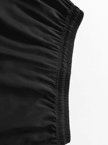 1条男士时尚户外运动裤，独特侧边印花装饰，实用拉链口袋，舒适弹力设计，支持动态运动。适合户外活动、旅行、健身、日常穿着、外出、居家和外出就餐。