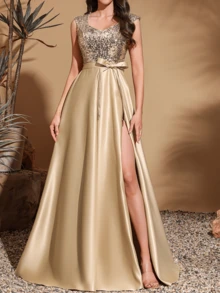 Elegancka, wieczorowa sukienka z cekinami w kolorze szampana, z wysokim rozcięciem aż do uda i odkrytymi plecami.