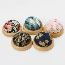 1 Stück traditioneller japanischer Stil mehrfarbiger handgefertigter Nadelhalter, Holzbasis Nadelkissen für Handarbeit, Stickerei, Bastelzubehör zur Aufbewahrung