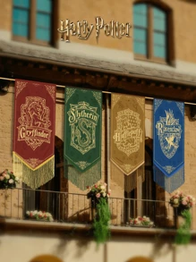 Harry Potter 1 stuk grappige bannervlag, vintage kwastvlag van Zweinstein met vier hogescholen voor buiten, binnenplaats, tuin, terras en woondecoratie - magische benodigdheden voor het decoreren van de scène, perfect voor feesten, festivals en fans, exclusief hangstokken, verjaardagscadeau, klaslokaaldecoratie, alleen inclusief vlaggen [officieel gelicentieerd]