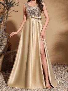 Elegancka, wieczorowa sukienka z cekinami w kolorze szampana, z wysokim rozcięciem aż do uda i odkrytymi plecami.