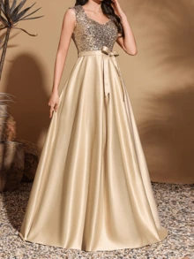 Elegancka, wieczorowa sukienka z cekinami w kolorze szampana, z wysokim rozcięciem aż do uda i odkrytymi plecami.