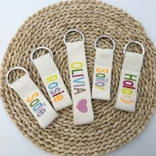 Etiquetas personalizadas para llaveros, llaveros bordados personalizados, regalo para maestros, accesorio de moda lavable a mano de poliéster de Yiwu - Sin impresión, borde sólido, multifuncional, portátil, práctico, vintage, colorido, lindo, sobrio, personalizado, único, personalizado, novia, novio, familia, amigos, bolsa de playa