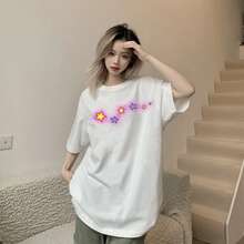 Estampada con un motivo de estrellas fugaces, esta acogedora camiseta de algodón con cuello redondo para mujer es ligera y cómoda para llevar a diario. - Blanco - Ver 1