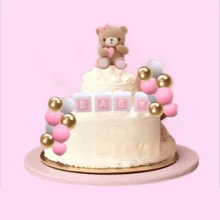 زينة كعكة دببة وردية صغيرة / تزيين أعلى وجوانب الكعكة / كرات بيضاء / كرات وردية / كرات ذهبية / مكعبات حرف وردي ثلاثي الأبعاد / دبدوب لطيف / بأسلوب لطيف وحلو / مناسب لحفلات المناسبات / حفلات المعمودية / حفلات أعياد الميلاد (وردي)