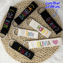 Etiquetas personalizadas para llaveros, llaveros bordados personalizados, regalo para maestros, accesorio de moda lavable a mano de poliéster de Yiwu - Sin impresión, borde sólido, multifuncional, portátil, práctico, vintage, colorido, lindo, sobrio, personalizado, único, personalizado, novia, novio, familia, amigos, bolsa de playa