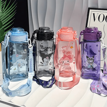 Sanrio Sanrio quadratische Cartoon Wasserflasche - Aus stabilem PC Material, auslaufsicher, hitzebeständig, tragbare Outdoor Wasserflasche mit großem Fassungsvermögen und Schultergurt - Ideal für Schule, Büro, Gym - Perfektes Geburtstags- oder Geschenk für sie