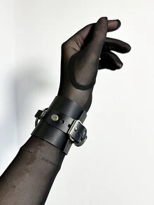 皮革哥德龐克 O 型環寬版手腕帶，女款可調節鉚釘皮革手鍊，街頭嘉年華配件 - 黑色 - 查看 3