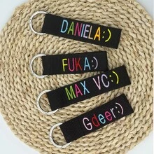Etiquetas personalizadas para llaveros, llaveros bordados personalizados, regalo para maestros, accesorio de moda lavable a mano de poliéster de Yiwu - Sin impresión, borde sólido, multifuncional, portátil, práctico, vintage, colorido, lindo, sobrio, personalizado, único, personalizado, novia, novio, familia, amigos, bolsa de playa