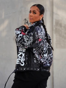 SAYEHFBABY Chaqueta de estilo punk gótico con letras y grafitis de colores - Negro - Ver 3