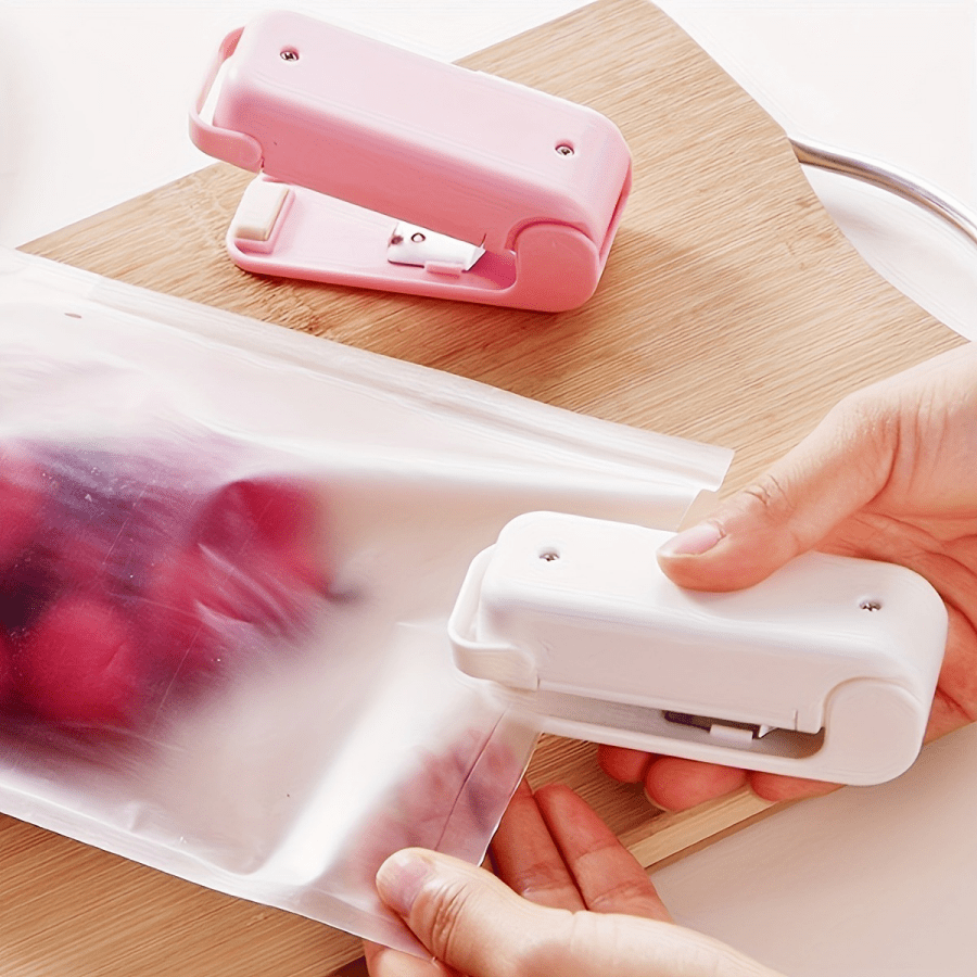 SOKANY 1 Stück Mini Handgerät zum Versiegeln von Snacks - kompakter ABS Kunststoff Tütenversiegler, für Frische, einfach zu benutzende Küchengeräte, Weiß/Rosa, batteriebetrieben (ohne AA Batterien), Mini Tütenversiegelungsmaschine