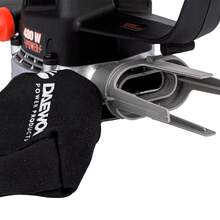 LIJADORA ROTO ORBITAL DAEWOO DAOS480 La lijadora roto orbital DAOS480 se posiciona como la elección preferida para trabajos de lijado y acabado en madera y enduido, ya que este tipo de lijadora ofrece el más alto nivel de calidad en la terminación de nuestros proyectos. Su diseño ergonómico y equilibrado incluye una empuñadura regulable que optimiza nuestra posición de trabajo al utilizar ambas manos, lo que resulta especialmente beneficioso en trabajos realizados en un banco. La base de 125 mm, con un sistema de sujeción que se engancha al contacto y orificios que mejoran la eficiencia de la bolsa recolectora, contribuye a la calidad del trabajo. Además, su potente y robusto motor de 480W montado en una base metálica garantiza la confiabilidad y durabilidad que buscamos en una herramienta. Sin lugar a dudas, nuestra DAOS480 se presenta como la elección inmejorable para tus proyectos, asegurando resultados de primera categoría. - Tipo de Enchufe A USA (110-127V) - Ver 5