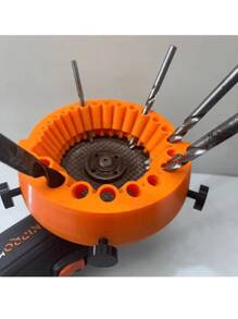 1 szt. drukowana w 3D temperówka do wierteł, elektryczna przystawka do ostrzenia wierteł, niebieskie rękawice robocze z powłoką nitrylową (mogą być noszone zarówno przez mężczyzn, jak i kobiety), stara temperówka do wierteł, szlifierka kątowa z dużym ostrzem do ostrzenia wierteł, wiertła o średnicy od 2 do 13 mm, temperówka 155 mm, wykonana z plastiku, nie wymaga prądu