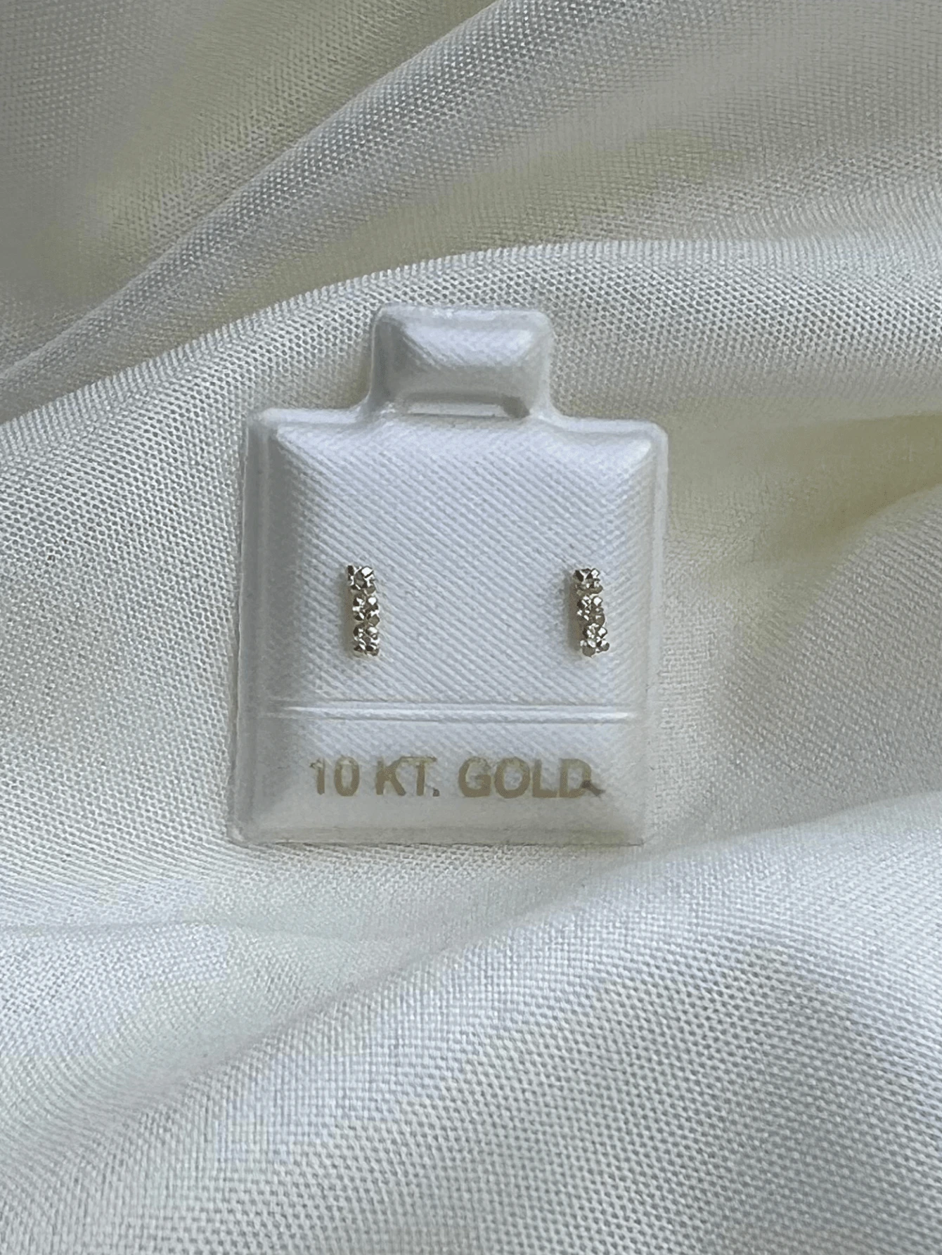 Broqueles de Oro 10k con 3 piedras zirconias. - Dorado - Ver 1