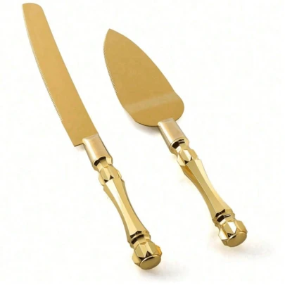 Bộ 2 dao cắt bánh cưới, bao gồm dao cắt bánh bằng thép không gỉ và thìa cắt bánh, bộ dao và thìa cắt bánh màu vàng sang trọng, bộ hai dao và thìa cắt bánh, lưỡi dao dày phủ thép không gỉ, lưỡi dao màu bạc với tay cầm giống như pha lê acrylic, hoàn hảo cho đám cưới, tiệc cô dâu, kỷ niệm, sinh nhật, tiệc tùng, tân gia và quà tặng sinh nhật.