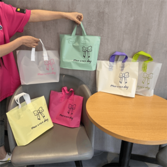 50个磨砂塑料礼品手提袋，蝴蝶结图案礼品袋，加厚防水包装袋，节日礼物收纳袋，便携便捷大容量手提袋，适用于女士夏季服装购物袋，婚礼、节日、派对、生日礼品袋，派对礼品袋