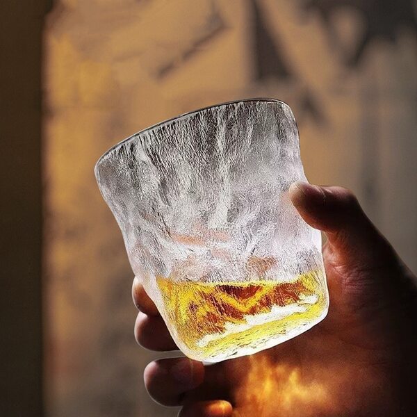 Tasses en verre au style Ins avec motif glaciaire, d'apparence haut de gamme et pleine d'atmosphère artistique. Tasses à jus, à boissons, à café. Convient comme cadeau pour la saison de remise des diplômes, la vie quotidienne et d'autres fêtes