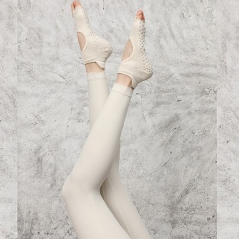 1双女士普拉提瑜伽袜分指防滑袜健身舞蹈运动袜可爱硅胶耐磨减震普拉提袜短款露趾露背袜薄款适合运动使用