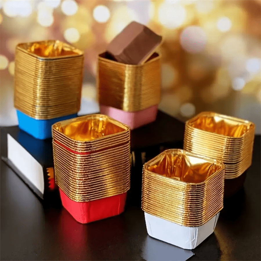 50 piezas Cápsulas cuadradas de pastel, 12 colores Tazas de aluminio desechables resistentes al calor con dorado por un solo lado, adecuadas para bodas, San Valentín, Navidad, Halloween, Pascua, Acción de Gracias
