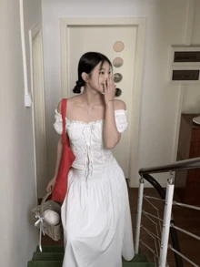 2025 新款女式白色露肩设计衬衫，时尚法式简约风格上衣