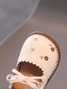 1 Pair Girls Bow & Tower Embroidered Design PU Soft Leather Princess Ballet Flats, Toddler Anti-Slip Lightweight Spring/Summer/Autumn/Winter Shoes - Beige - View 4