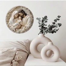 1 件金属“圣家族”徽章墙饰 - 2D 高清印刷圆形金属装饰，带预钻孔 - 高品质印刷，适用于客厅、浴室、卧室、车库、酒吧、咖啡厅、节日艺术，8x8 英寸