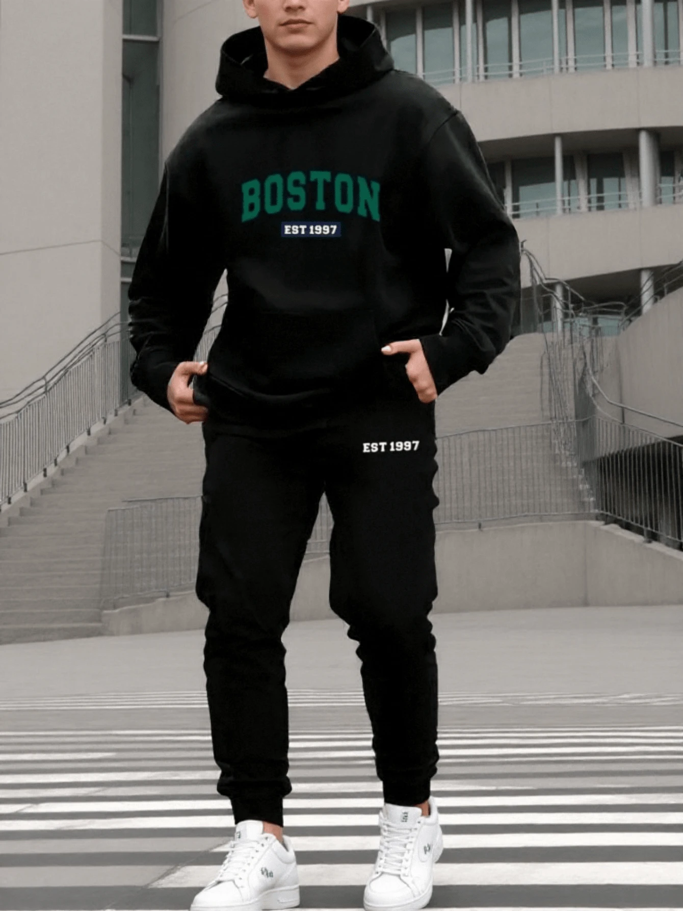 Conjunto de sudadera con capucha para hombre Boston Est 1997, chándal deportivo de poliéster con bolsillos, sudadera con capucha informal de punto holgado de otoño/invierno con estampado y pantalones de chándal, conjunto de salón de punto holgado de manga larga - Negro - Ver 1