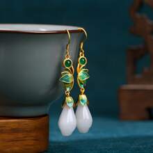 1 pereche cercei cu cârlige din cloisonne cu lotus și magnolie, design original în stil chinezesc, peisaj vintage, bijuterii de culoare aurie, ținute elegante de zi cu zi/întâlniri/reuniuni/navetă/petrecere, cadou de Ziua Mamei/Ziua Profesorilor, bijuterii la modă boeme vintage de înaltă calitate, design unic și grațios.