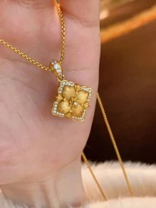1 Stück mit Kristallen besetzter Klee-Anhänger-Halskette für Frauen, goldener, vintage, palastartiger, leichter, luxuriöser Kropfband-Stil