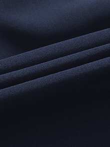 Pantaloncini da running leggeri e traspiranti da donna, di colore nero, con cerniera laterale, vita elastica con coulisse, tipografia a contrasto, adatti per palestra, allenamento e attività all'aperto