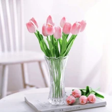 Tulipanes artificiales rosas con un toque realista, en forma de ramos de flores artificiales. Son adecuados para arreglos nupciales, ramos de novia DIY y para decorar habitaciones, restaurantes, cocinas, salas de estar, dormitorios y hogares. Se pueden usar como regalos para cumpleaños, Día de San Valentín, Día de la Madre, Día del Padre y durante la temporada de graduación. - blanco rosa - Ver 6