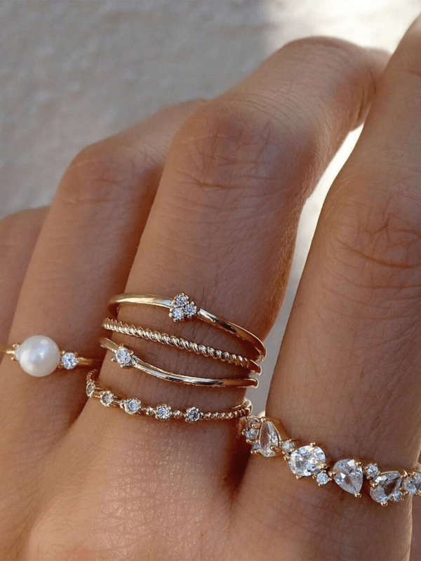GARMEND 1 Set mit 4 Stücke luxuriösen goldfarbenen Schmetterling Ringen mit Strass für Frauen