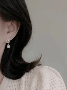 1 Paio di orecchini eleganti con fiori e pendente con perla finta, adatti per uso quotidiano e per occasioni di festa delle donne