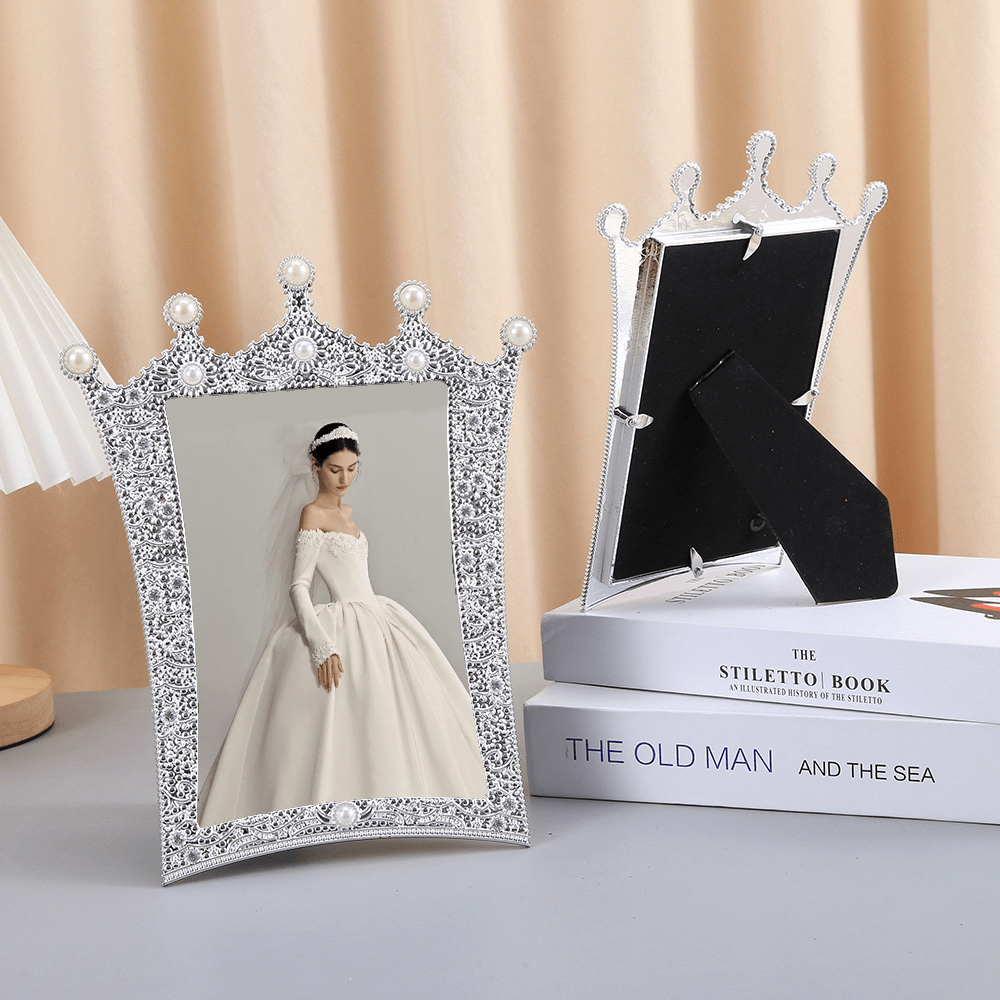 1pc Retro Crown Design Plastic Photo Frame With Pearls & Glitter, Vertical Rectangle Walnut Wooden Desk Display, Polished Surface, Lightweight Single Picture Stand For 4x6in, 5x7in Photos, Suitable For Room & Holiday Decor