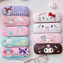 Sanrio Astuccio per occhiali carino con il personaggio Kuromi viola per donna, organizer per gioielli e occhiali da sole rosa con stampa My Melody, resistente e compressibile, accessorio portaocchiali estivo blu Cinnamoroll essenziale per auto e viaggio, portaocchiali da scrivania per scuola e ufficio, articoli Pochacco, regali di gruppo per damigelle, infermiere e insegnanti, regali per ragazze per vacanze e compleanni, articoli autorizzati Sanrio.